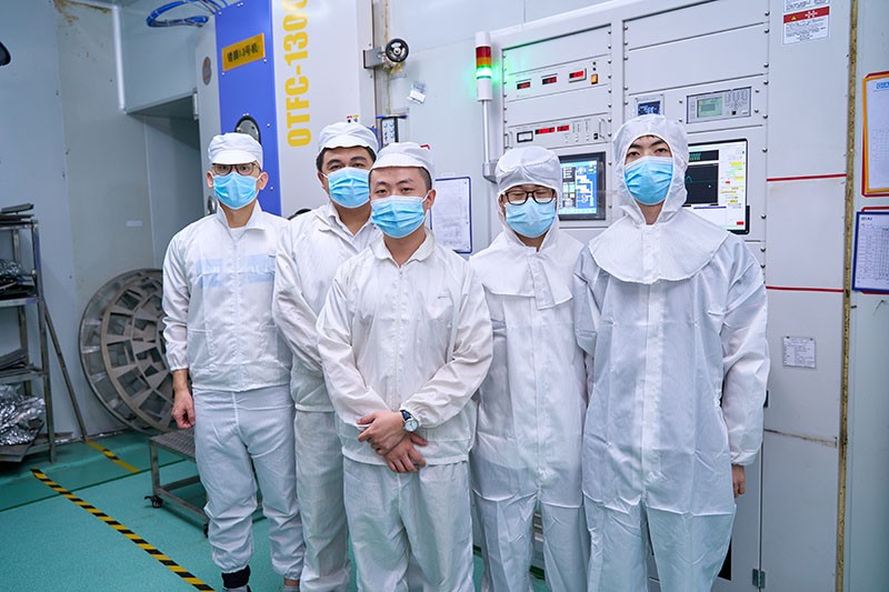 EMC易倍滤光片加工车间合影