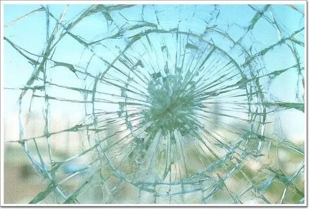 钢化玻璃绝缘子自爆原因分析与判定