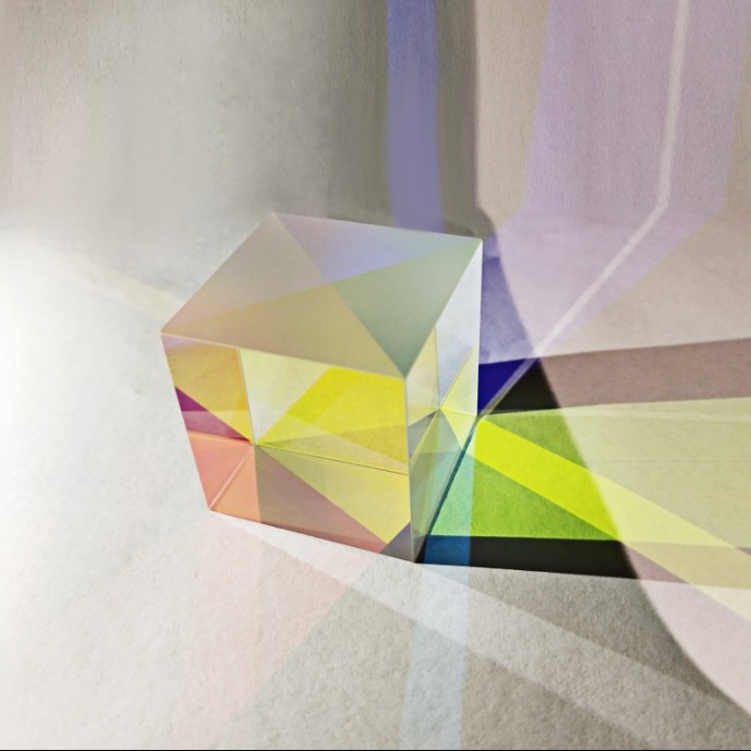 什么是合色棱镜？它对投影仪有哪些作用？