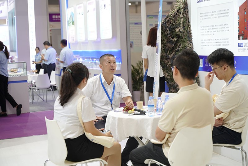 EMC易倍工作人员现场与客户交流摄像图