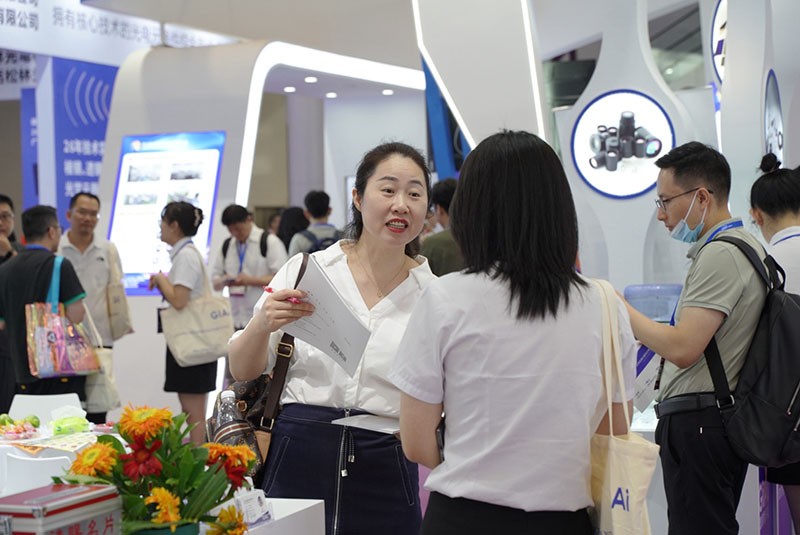 EMC易倍工作人员与现场参观者探讨产品图2