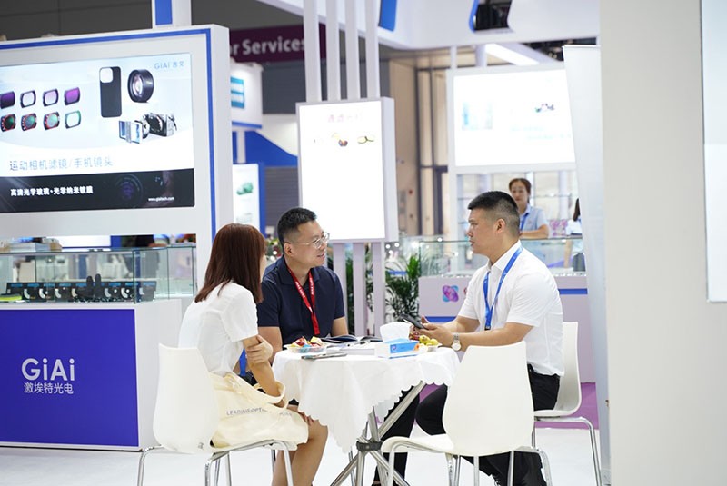 EMC易倍工作人员与现场参观者探讨产品图1