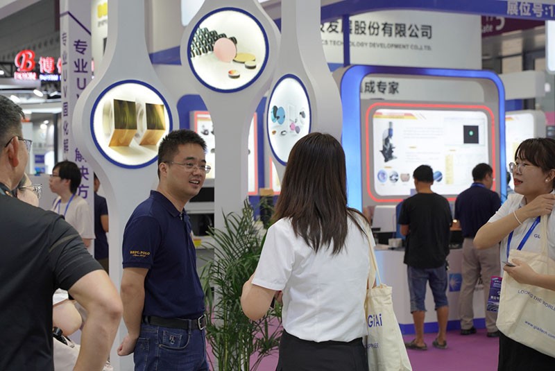 EMC易倍工作人员与现场参观者探讨产品图3