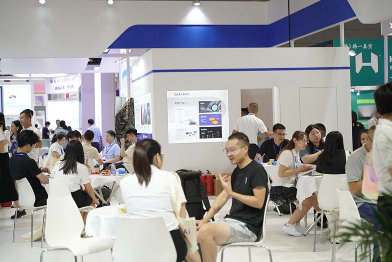 EMC易倍工作人员与现场参观者探讨产品图4