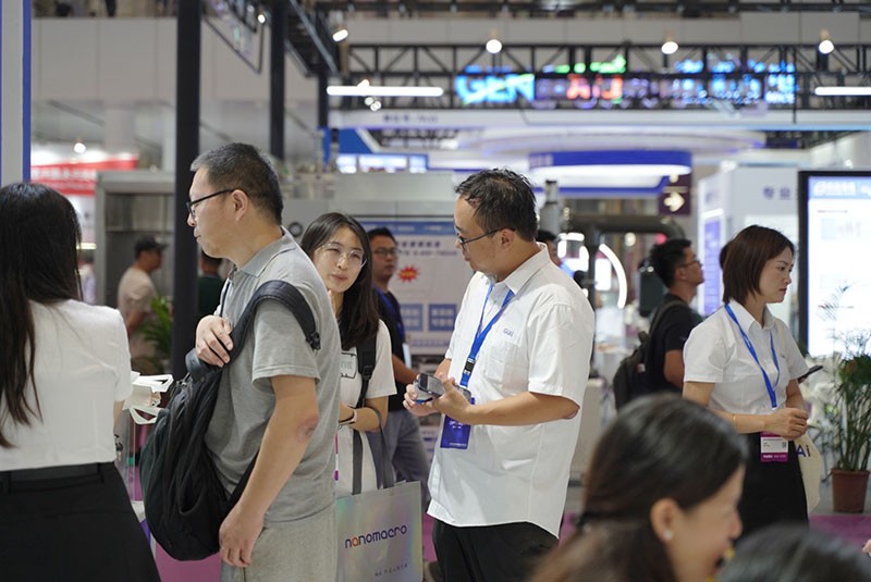 EMC易倍展会客户交流