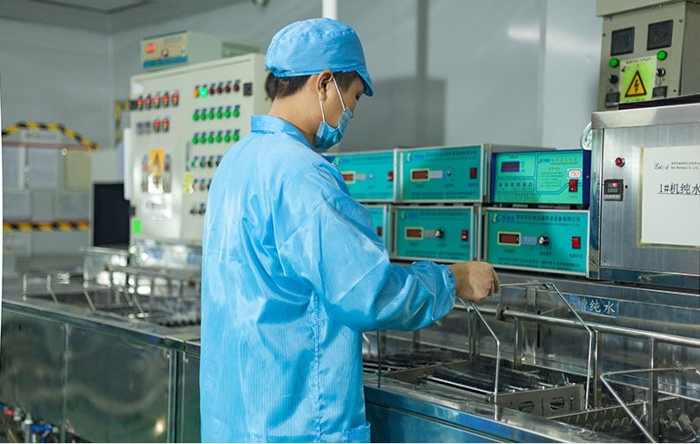 EMC易倍员工在进行超声波清洗
