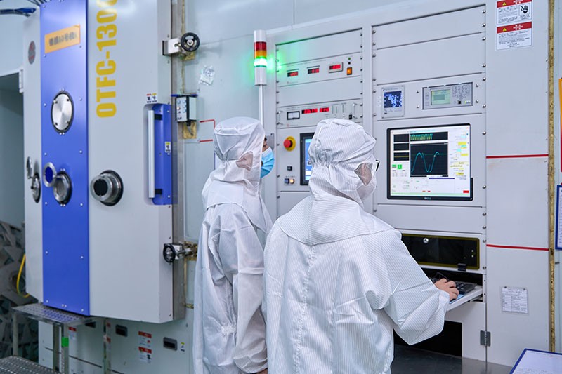 EMC易倍员工在车间进行镀膜