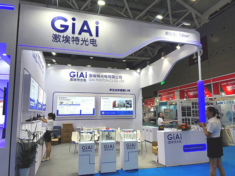 EMC易倍光学元件展台