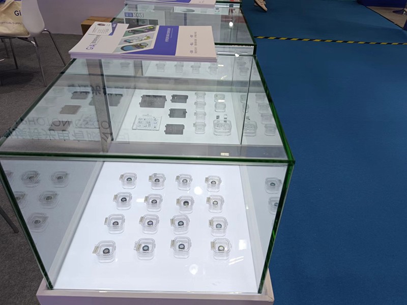 EMC易倍光学元件展品