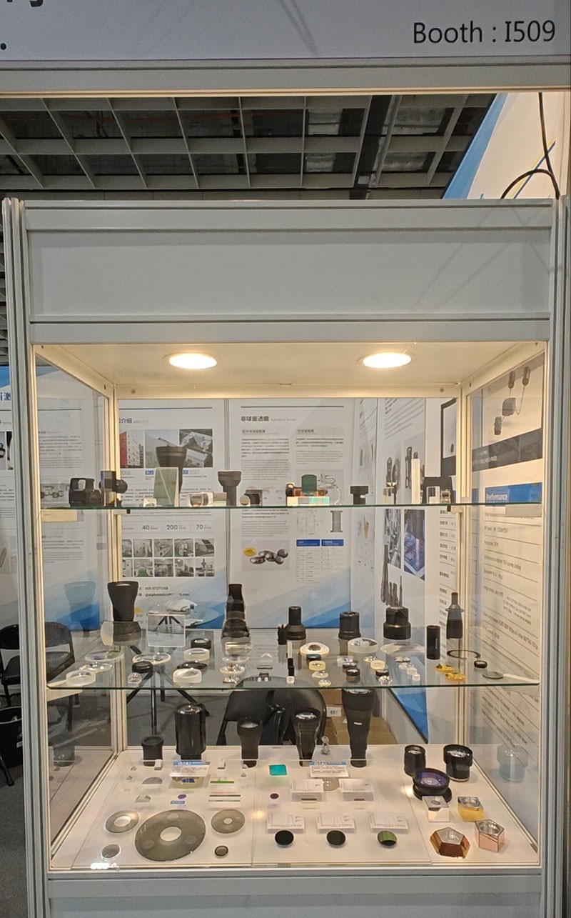 EMC易倍光学元件展台