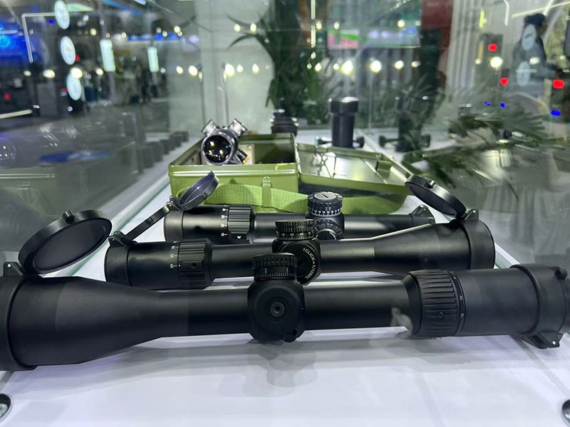 EMC易倍枪瞄镜头展品