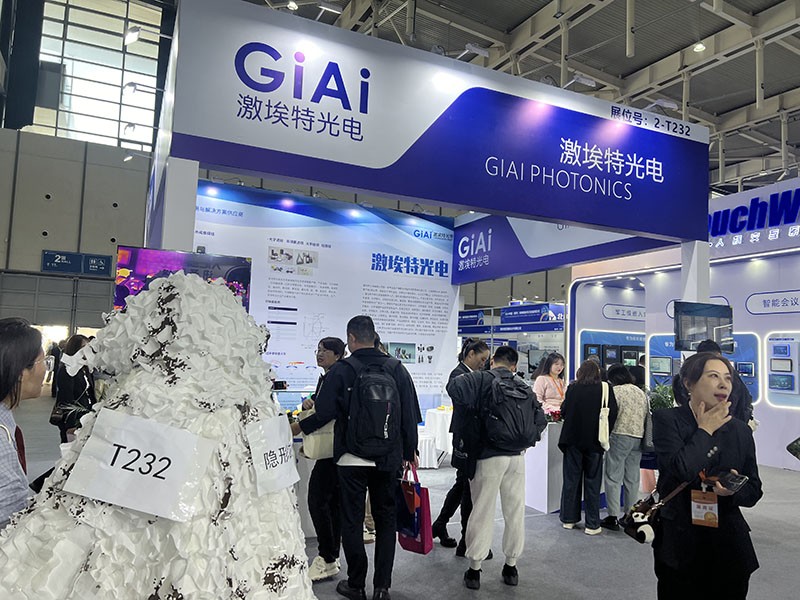 EMC易倍工作人员身披红外隐形衣背面图