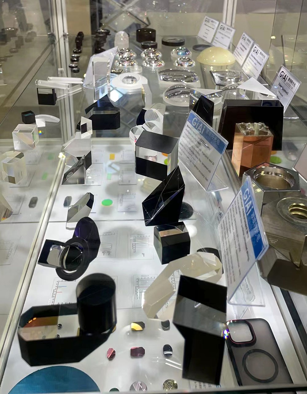 EMC易倍光学棱镜反射镜展品展示