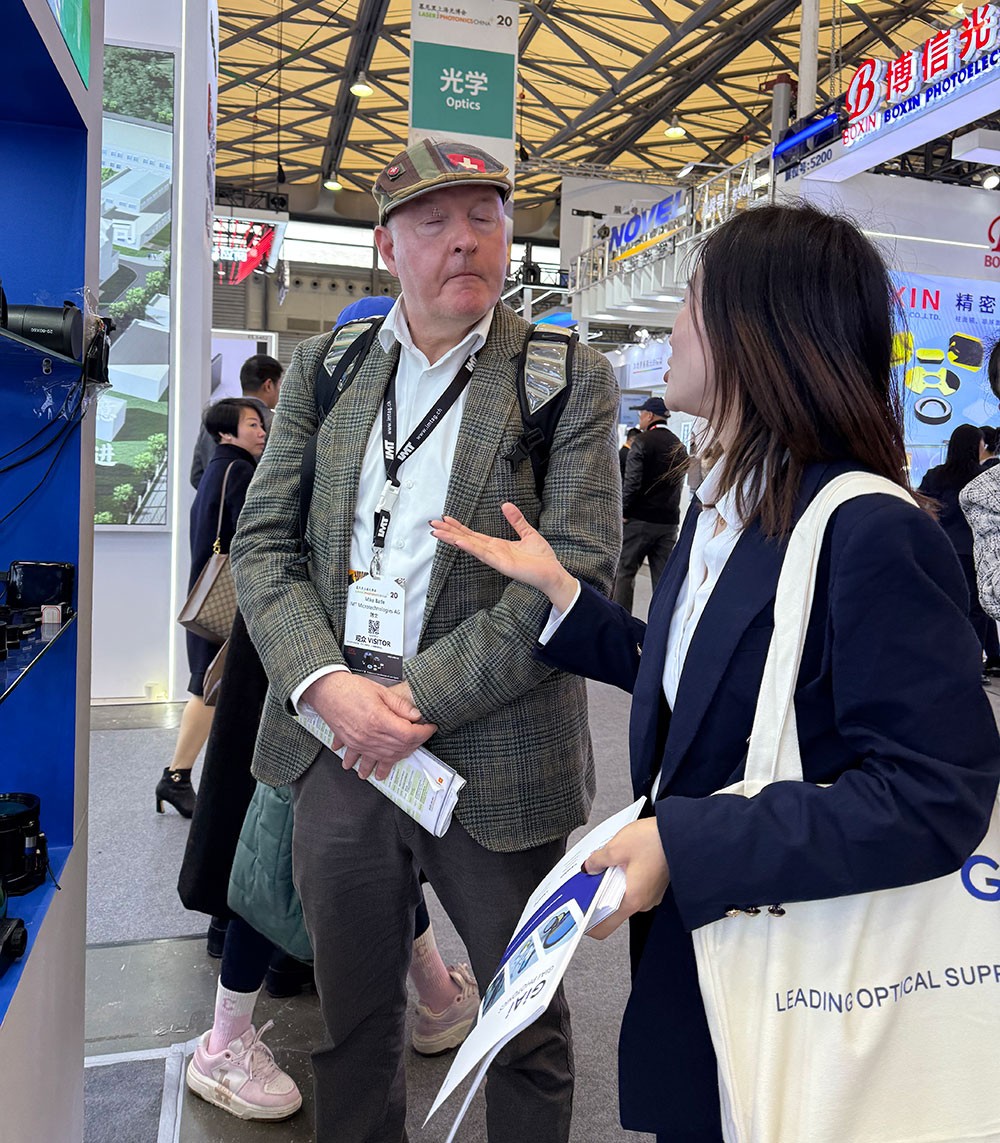 EMC易倍现场工作人员为参观者讲解