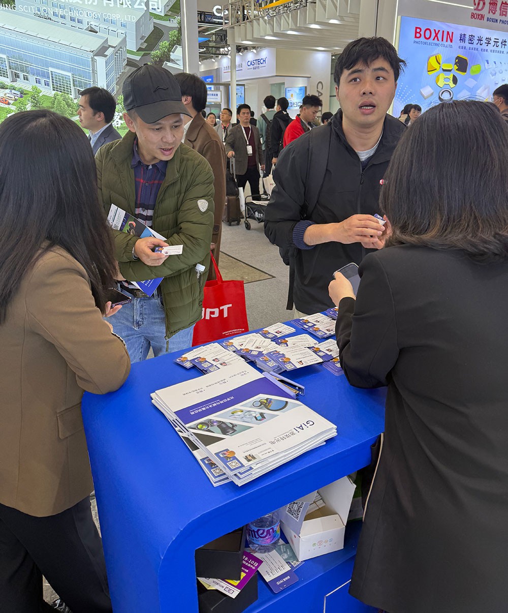 EMC易倍现场工作人员为参观者讲解2