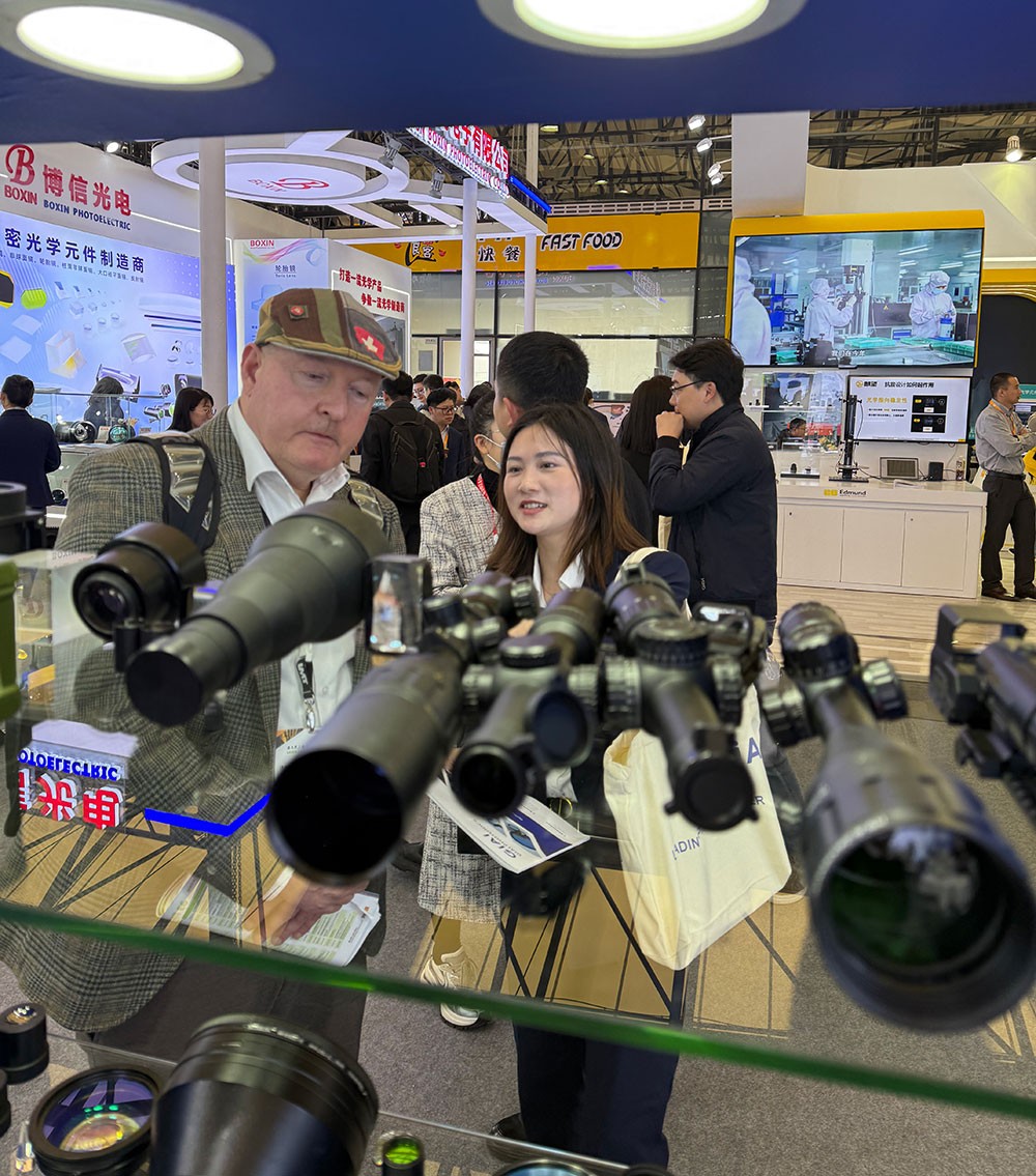 EMC易倍现场工作人员为参观者讲解3