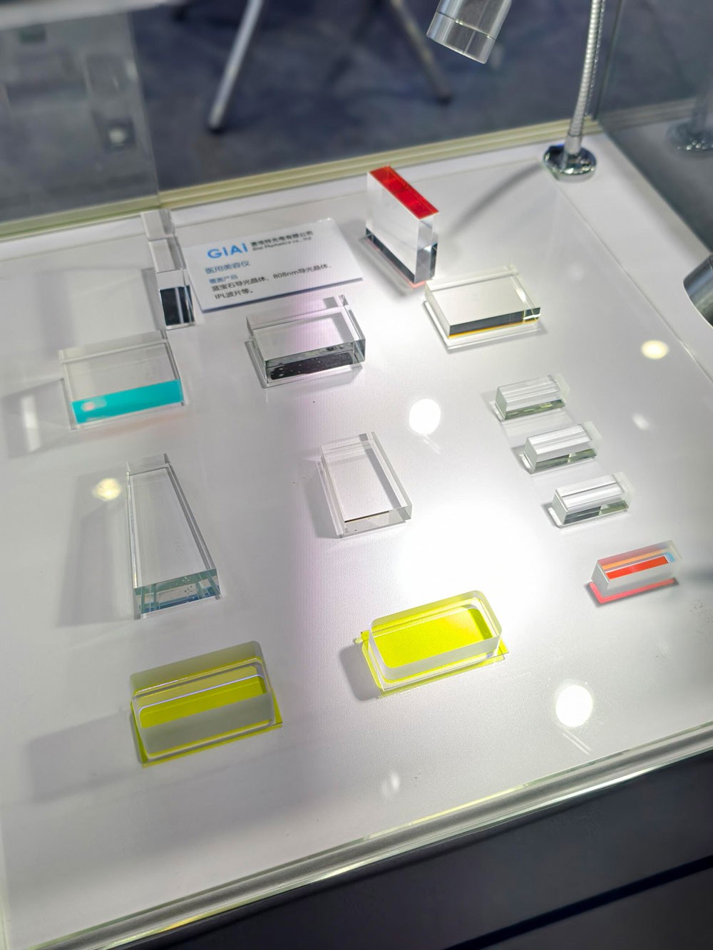 EMC易倍光电CMEF2025春季展医用美容仪展品