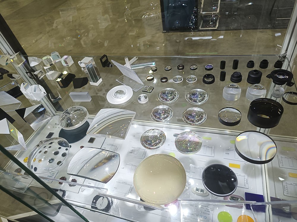 EMC易倍新加坡非球面透镜展品摄图