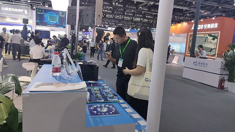 EMC易倍工作人员为现场人员讲解2