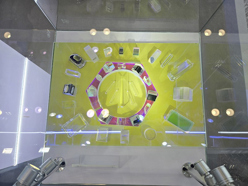 EMC易倍棱镜展品俯视图