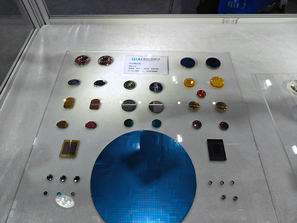 EMC易倍反射镜及红外透镜展品