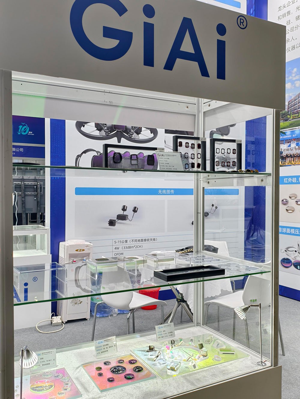 EMC易倍现场展柜