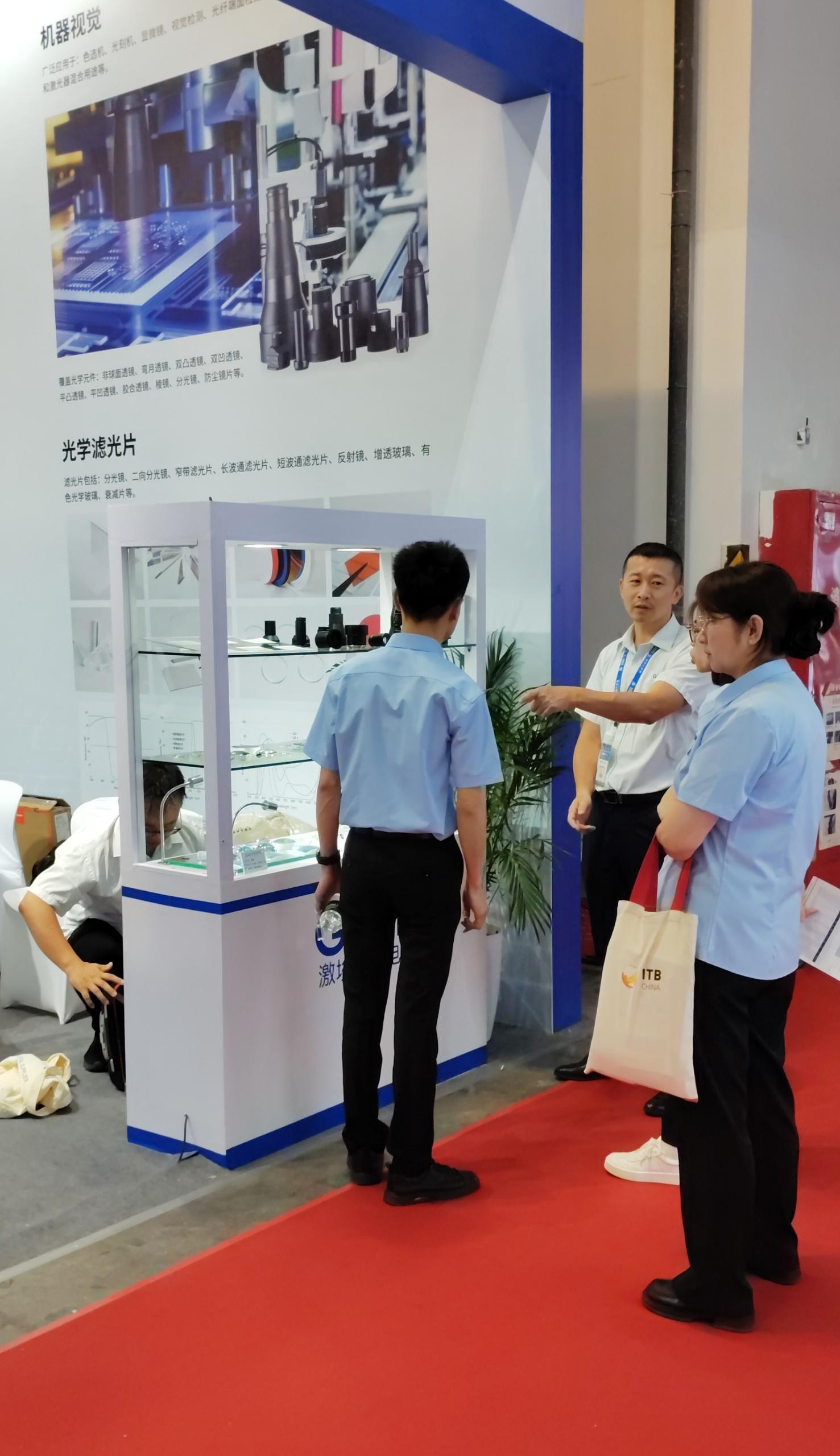 EMC易倍工作人员为现场参演者讲解